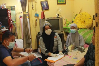 Mahasiswa Fisioterapi melakukan Pengabdian Masyarakat Ke Desa Binaan di Keluarahan Limo RW 05