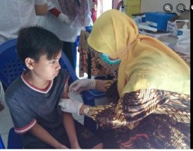 Tenaga Kesehatan Pegabdian Kepada Masyarakat Pemberian Imunisasi MR di wilayah Jakarta Barat