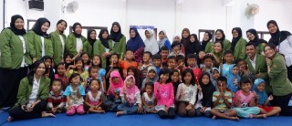 Pendidikan Kesehatan Mengenai Karies Gigi dan Coaching Sikat Gigi bersama- sama pada Anak Usia Sekolah di RW 02 Kelurahan Grogol Depok