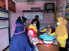 Mahasiswa Program Studi Kesehatan Masyarakat Program Sarjana Kunjungan Posyandu Cempaka RW 05 Kelurahan Bojong Pondok Terong