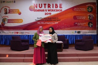 Selamat, Mahasiswa Prodi S1 Ilmu Gizi menjadi Best Presenter di acara Oral Presentation NUTRIBE UNAIR SURABAYA