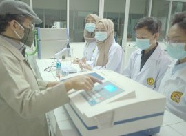 Uji_Kadar_Vit.C_di_Lab_Kimia_menggunakan_Spectophotometer.jpg