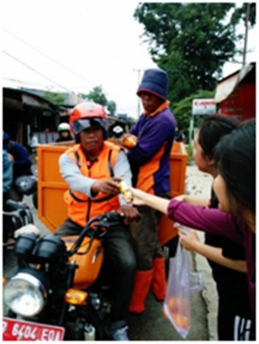 pembagian_buah_bagi_pengguna_jalan.jpg