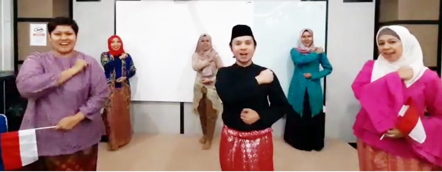 Nyanyi_dosen.jpg Nyanyi_dosen.jpg