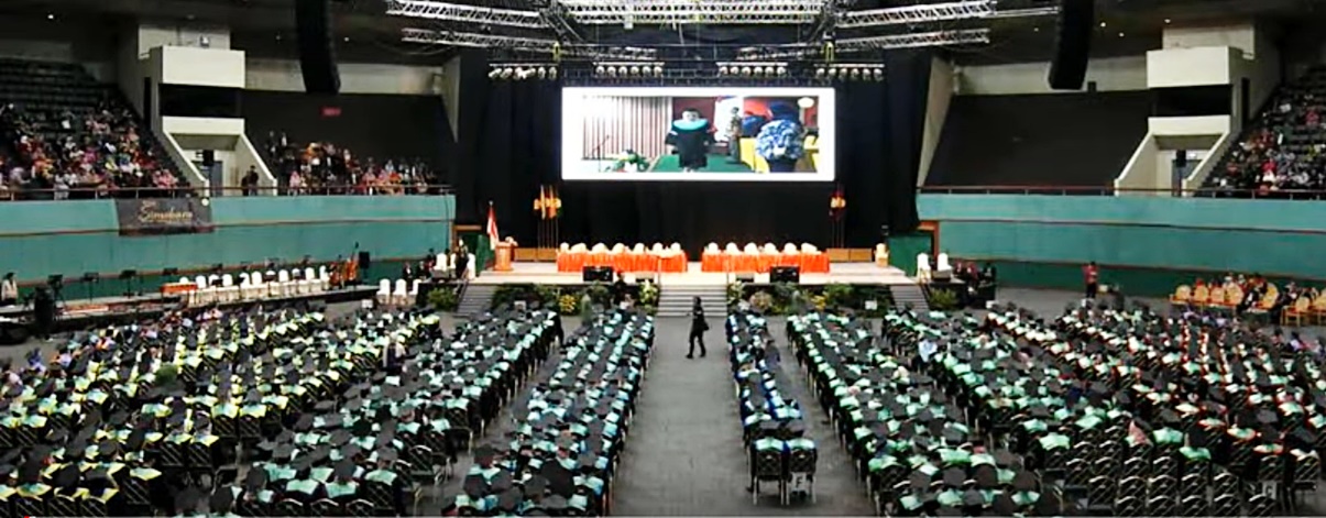 wisuda1.jpg wisuda1.jpg